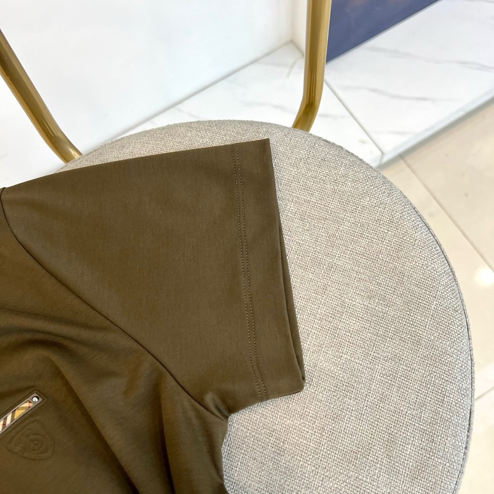 Bur巴宝莉、2026春夏新品短袖T恤，简约圆领线条流畅，肩部立体剪裁挺括有型。衣身左侧点缀精致盾牌徽标