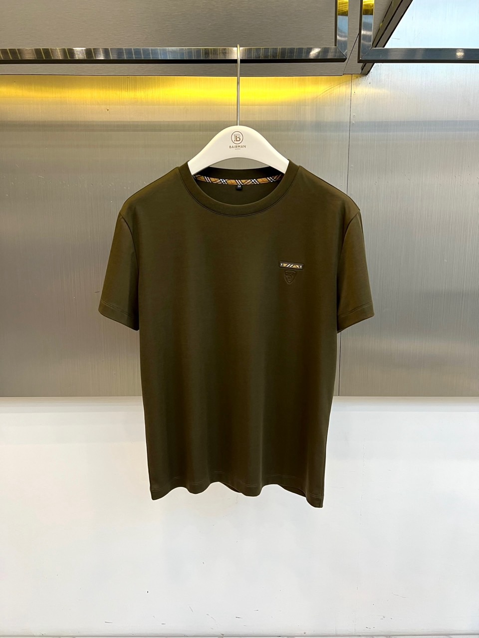 Bur巴宝莉、2026春夏新品短袖T恤，简约圆领线条流畅，肩部立体剪裁挺括有型。衣身左侧点缀精致盾牌徽标