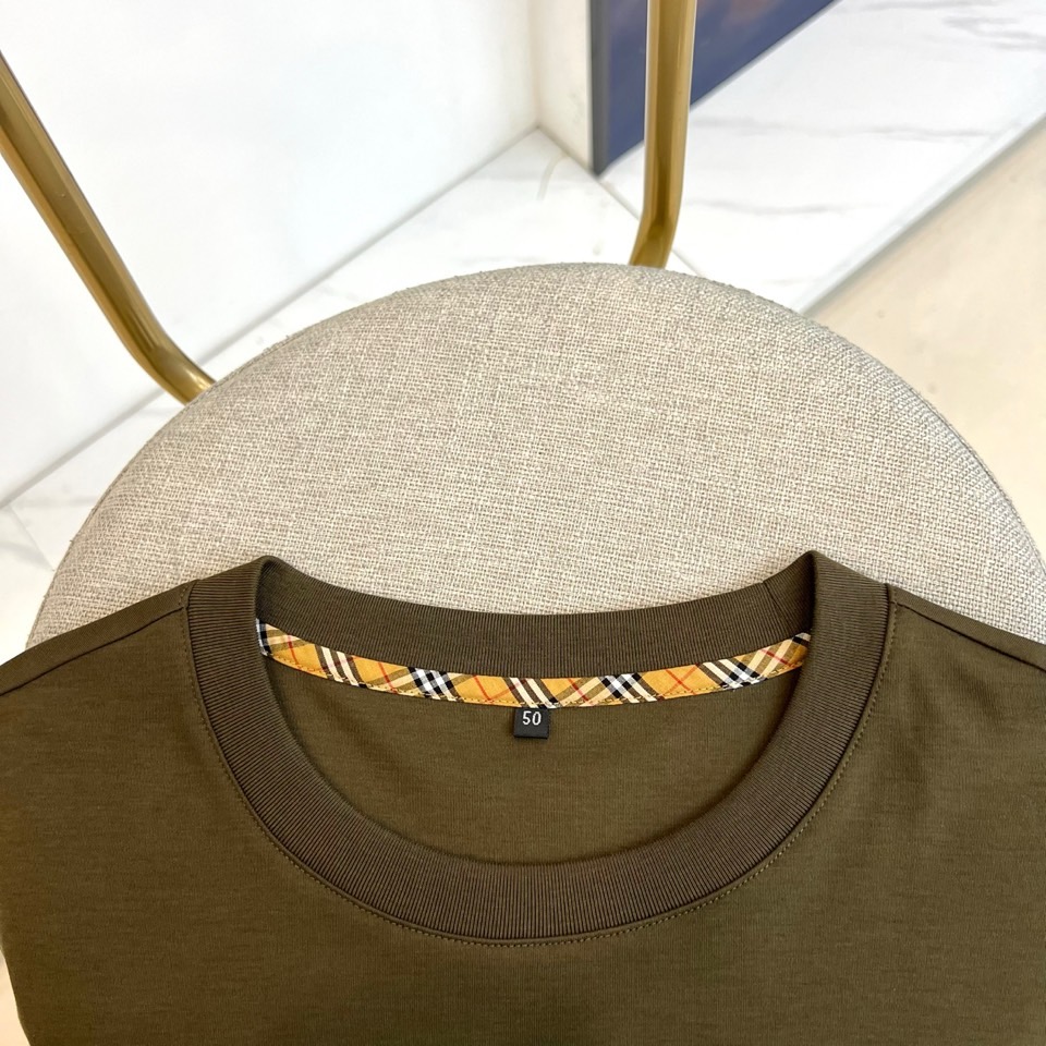 Bur巴宝莉、2026春夏新品短袖T恤，简约圆领线条流畅，肩部立体剪裁挺括有型。衣身左侧点缀精致盾牌徽标