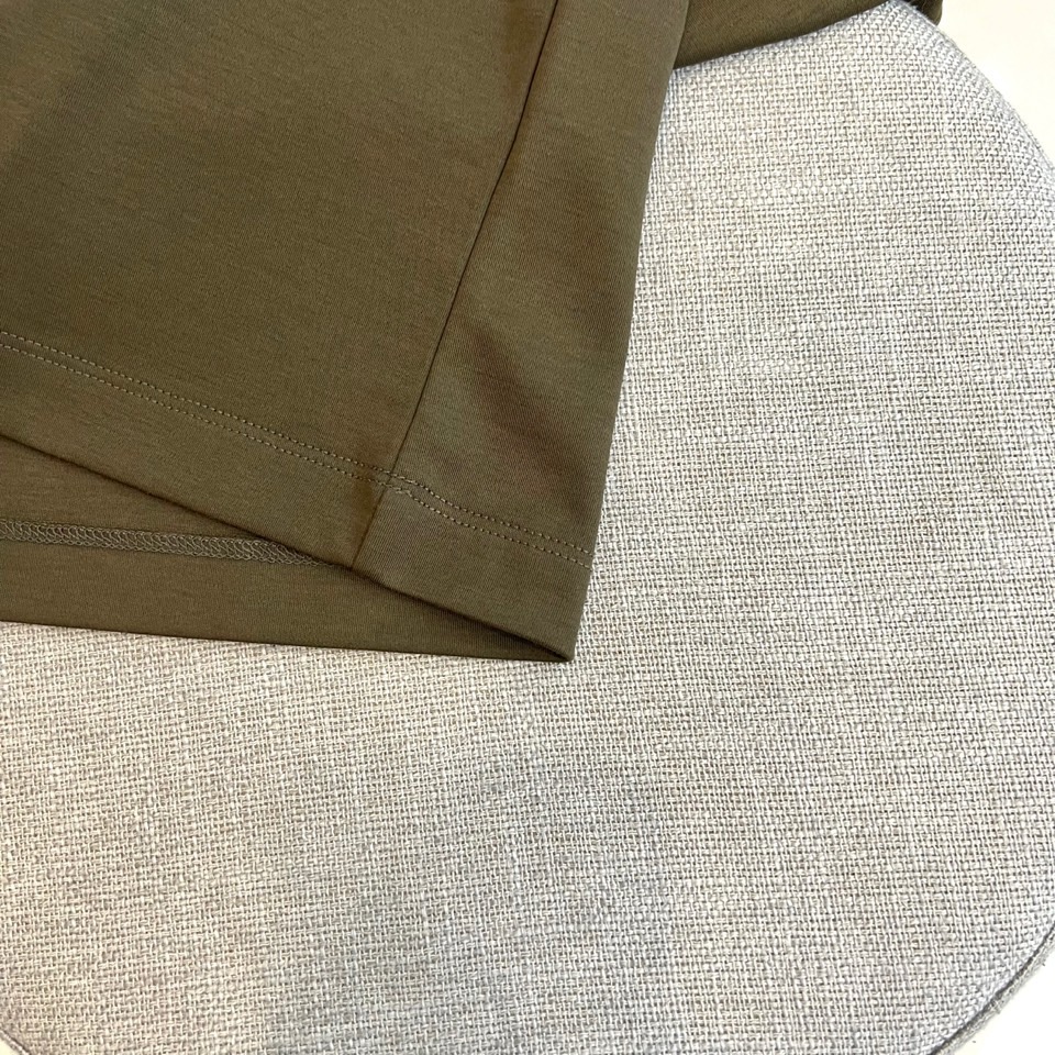 Bur巴宝莉、2026春夏新品短袖T恤，简约圆领线条流畅，肩部立体剪裁挺括有型。衣身左侧点缀精致盾牌徽标