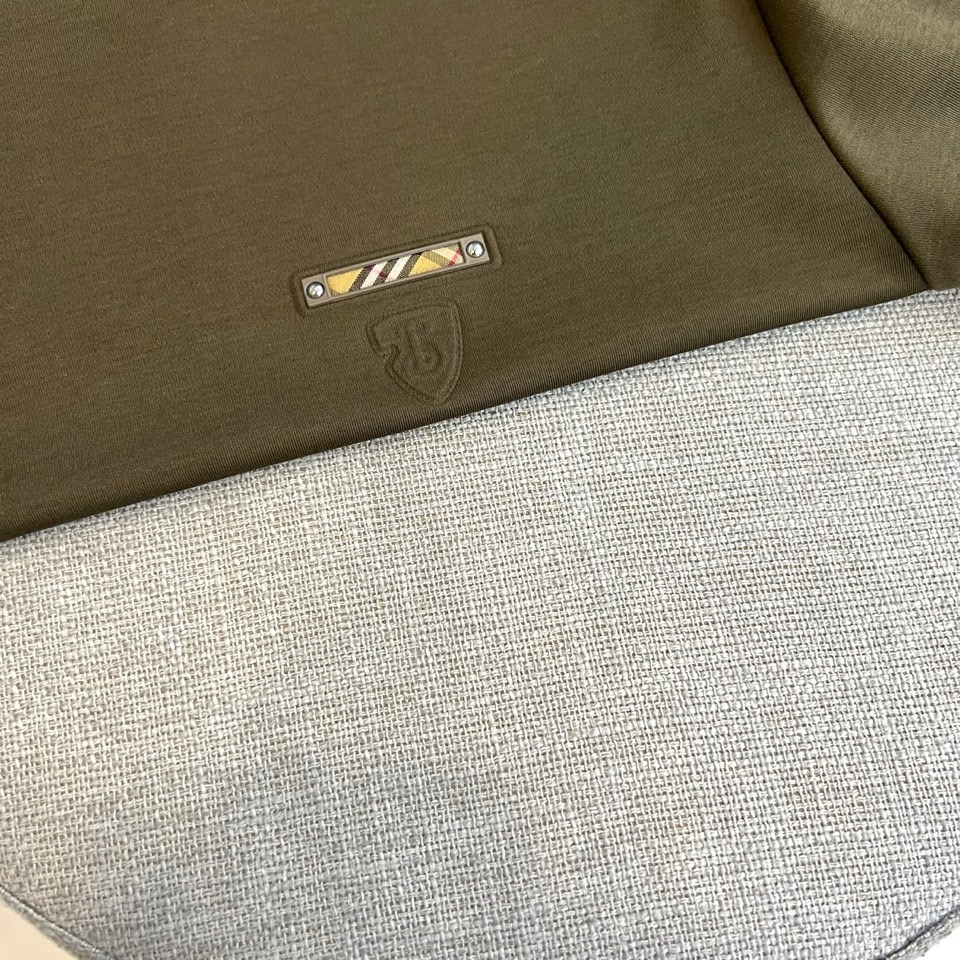 Bur巴宝莉、2026春夏新品短袖T恤，简约圆领线条流畅，肩部立体剪裁挺括有型。衣身左侧点缀精致盾牌徽标