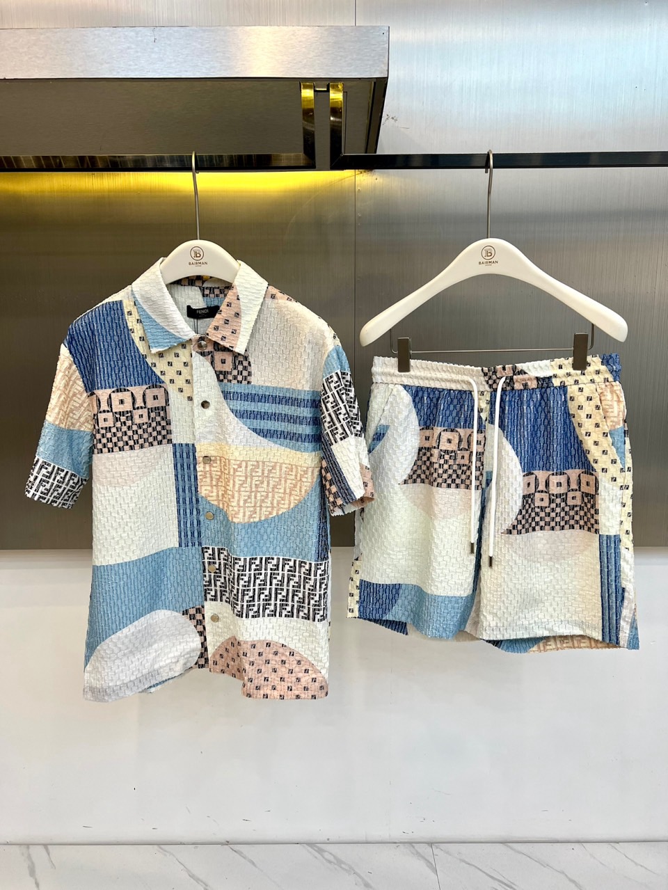 一套.Fend芬迪、2026春夏新品套装，以解构主义美学重塑休闲格调。短袖衬衫采用挺括翻领设计，宽松剪裁
