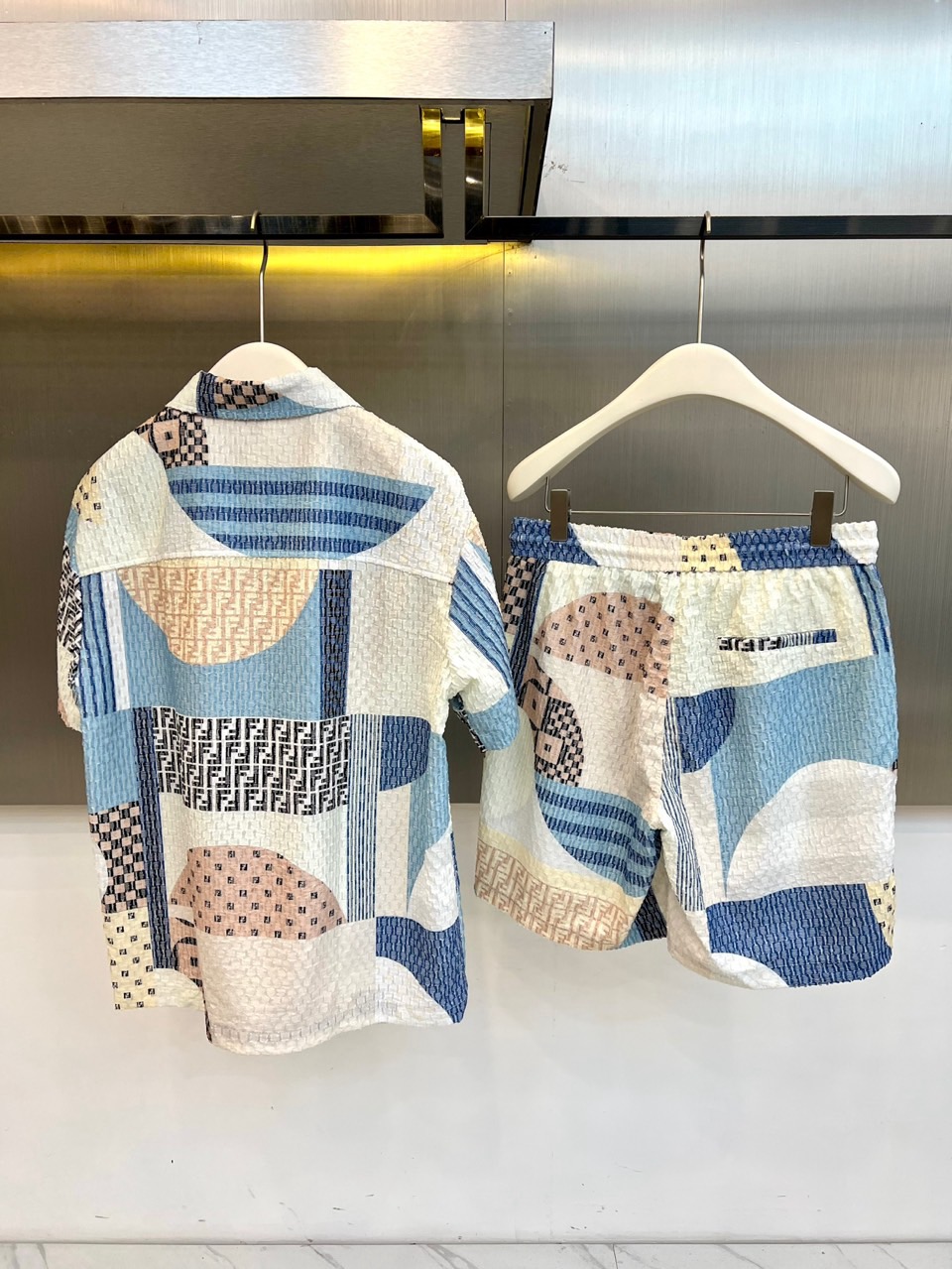 一套.Fend芬迪、2026春夏新品套装，以解构主义美学重塑休闲格调。短袖衬衫采用挺括翻领设计，宽松剪裁