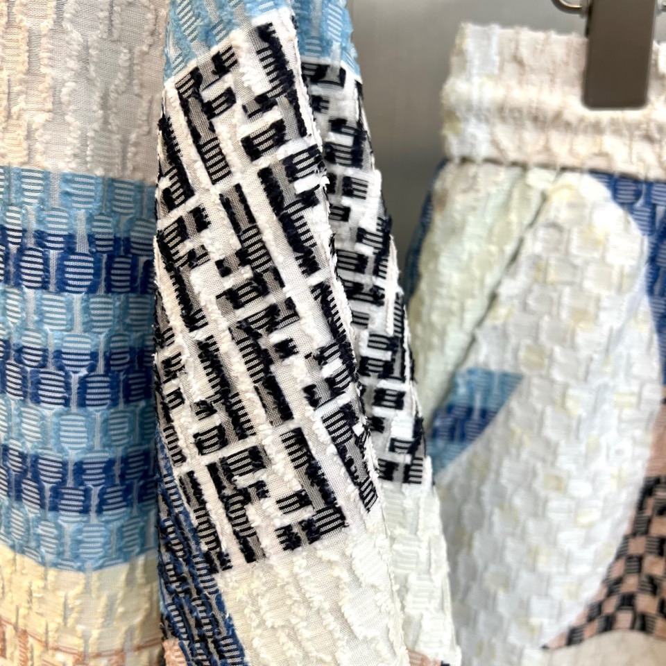 一套.Fend芬迪、2026春夏新品套装，以解构主义美学重塑休闲格调。短袖衬衫采用挺括翻领设计，宽松剪裁