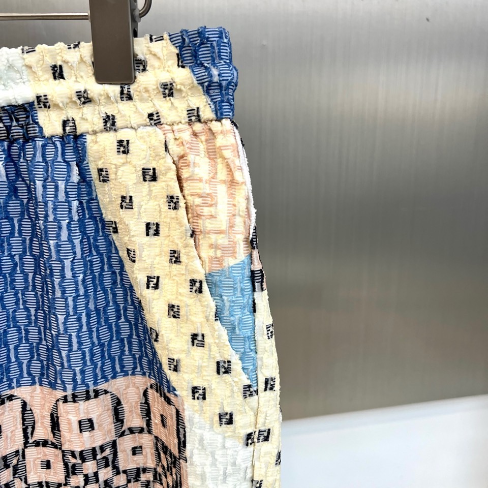 一套.Fend芬迪、2026春夏新品套装，以解构主义美学重塑休闲格调。短袖衬衫采用挺括翻领设计，宽松剪裁