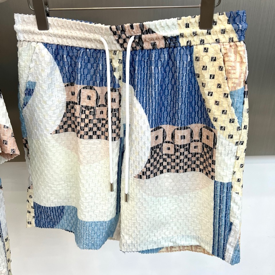 一套.Fend芬迪、2026春夏新品套装，以解构主义美学重塑休闲格调。短袖衬衫采用挺括翻领设计，宽松剪裁