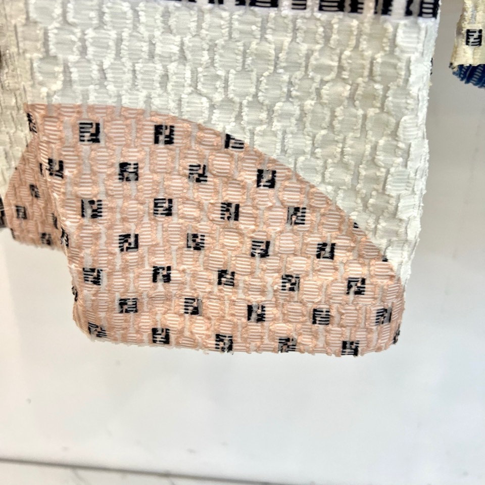 一套.Fend芬迪、2026春夏新品套装，以解构主义美学重塑休闲格调。短袖衬衫采用挺括翻领设计，宽松剪裁