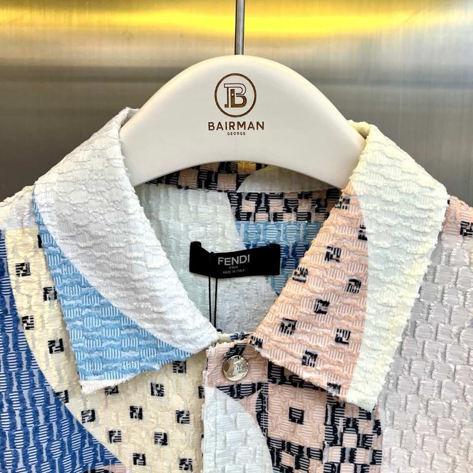 一套.Fend芬迪、2026春夏新品套装，以解构主义美学重塑休闲格调。短袖衬衫采用挺括翻领设计，宽松剪裁