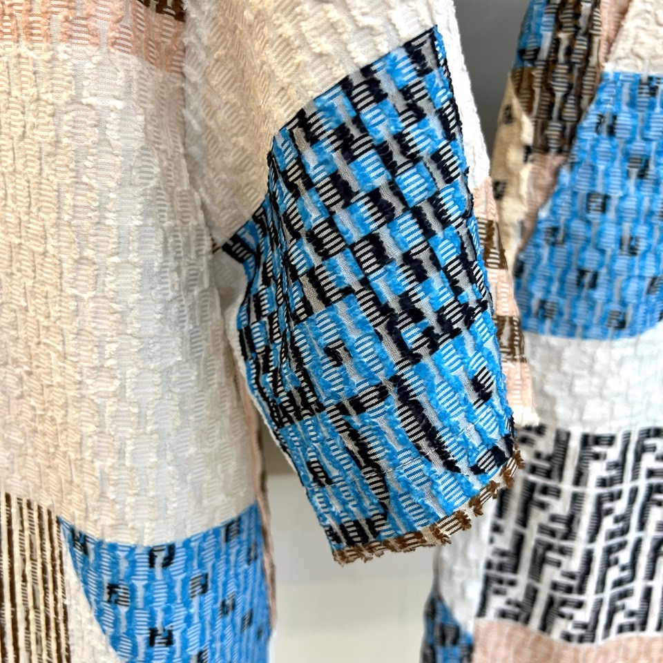 一套.Fend芬迪、2026春夏新品套装，以解构主义美学重塑休闲格调。短袖衬衫采用挺括翻领设计，宽松剪裁