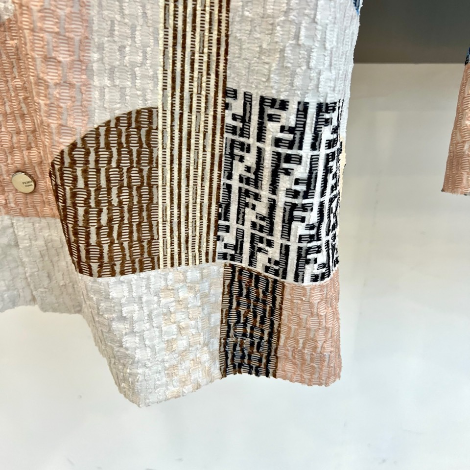 一套.Fend芬迪、2026春夏新品套装，以解构主义美学重塑休闲格调。短袖衬衫采用挺括翻领设计，宽松剪裁