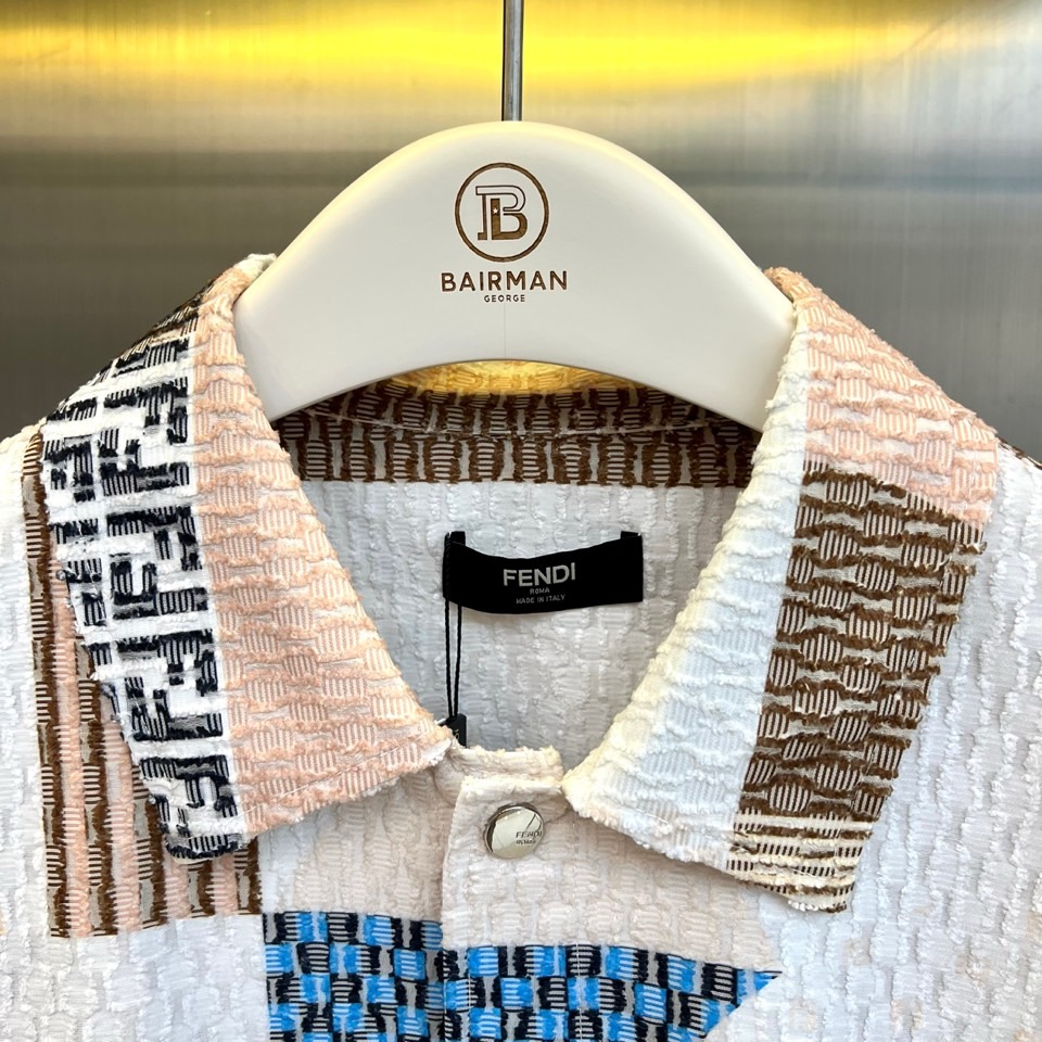 一套.Fend芬迪、2026春夏新品套装，以解构主义美学重塑休闲格调。短袖衬衫采用挺括翻领设计，宽松剪裁