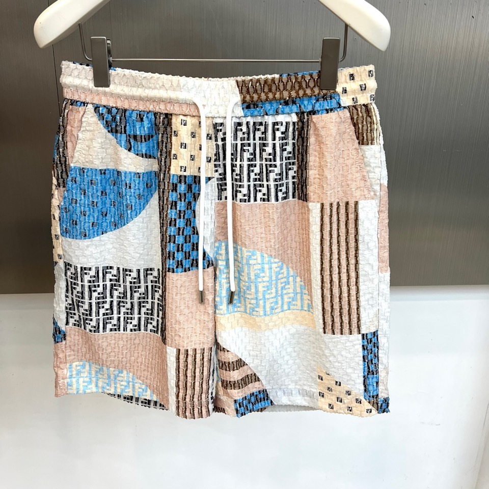 一套.Fend芬迪、2026春夏新品套装，以解构主义美学重塑休闲格调。短袖衬衫采用挺括翻领设计，宽松剪裁