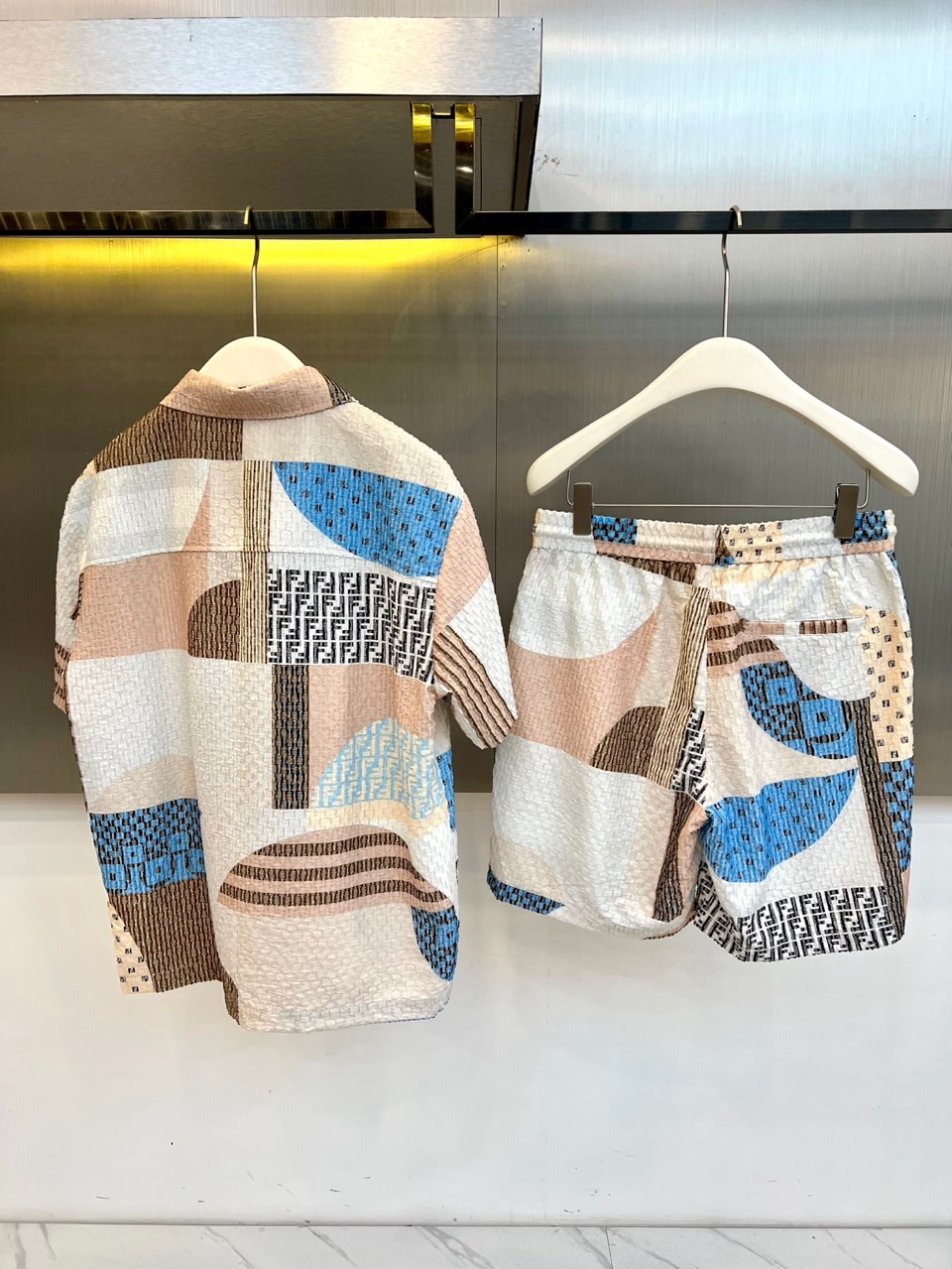 一套.Fend芬迪、2026春夏新品套装，以解构主义美学重塑休闲格调。短袖衬衫采用挺括翻领设计，宽松剪裁