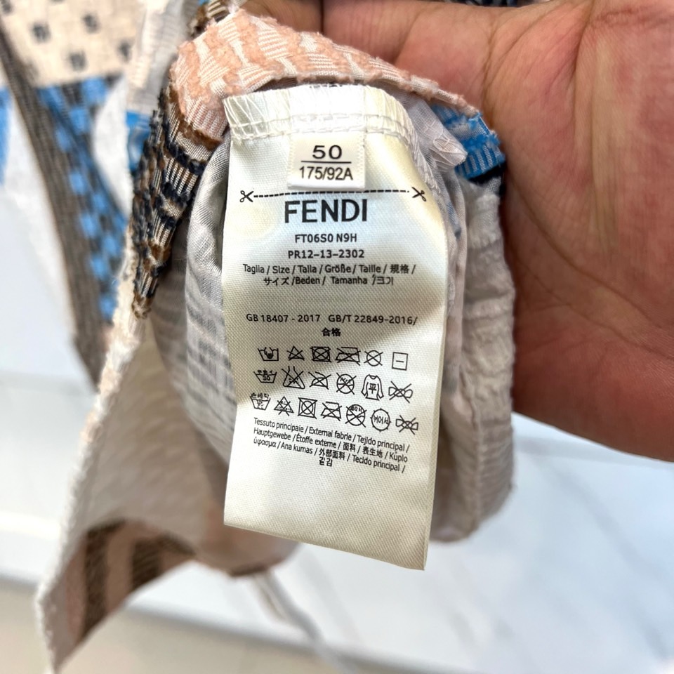 一套.Fend芬迪、2026春夏新品套装，以解构主义美学重塑休闲格调。短袖衬衫采用挺括翻领设计，宽松剪裁