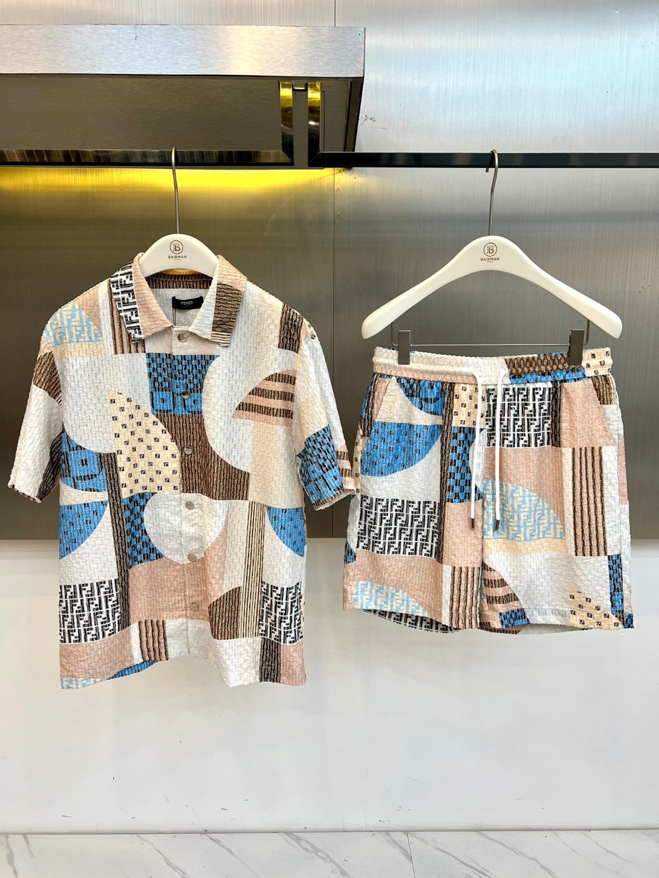 一套.Fend芬迪、2026春夏新品套装，以解构主义美学重塑休闲格调。短袖衬衫采用挺括翻领设计，宽松剪裁