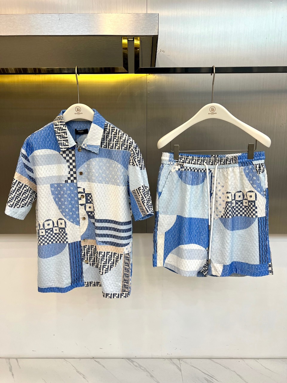 一套.Fend芬迪、2026春夏新品套装，以解构主义美学重塑休闲格调。短袖衬衫采用挺括翻领设计，宽松剪裁
