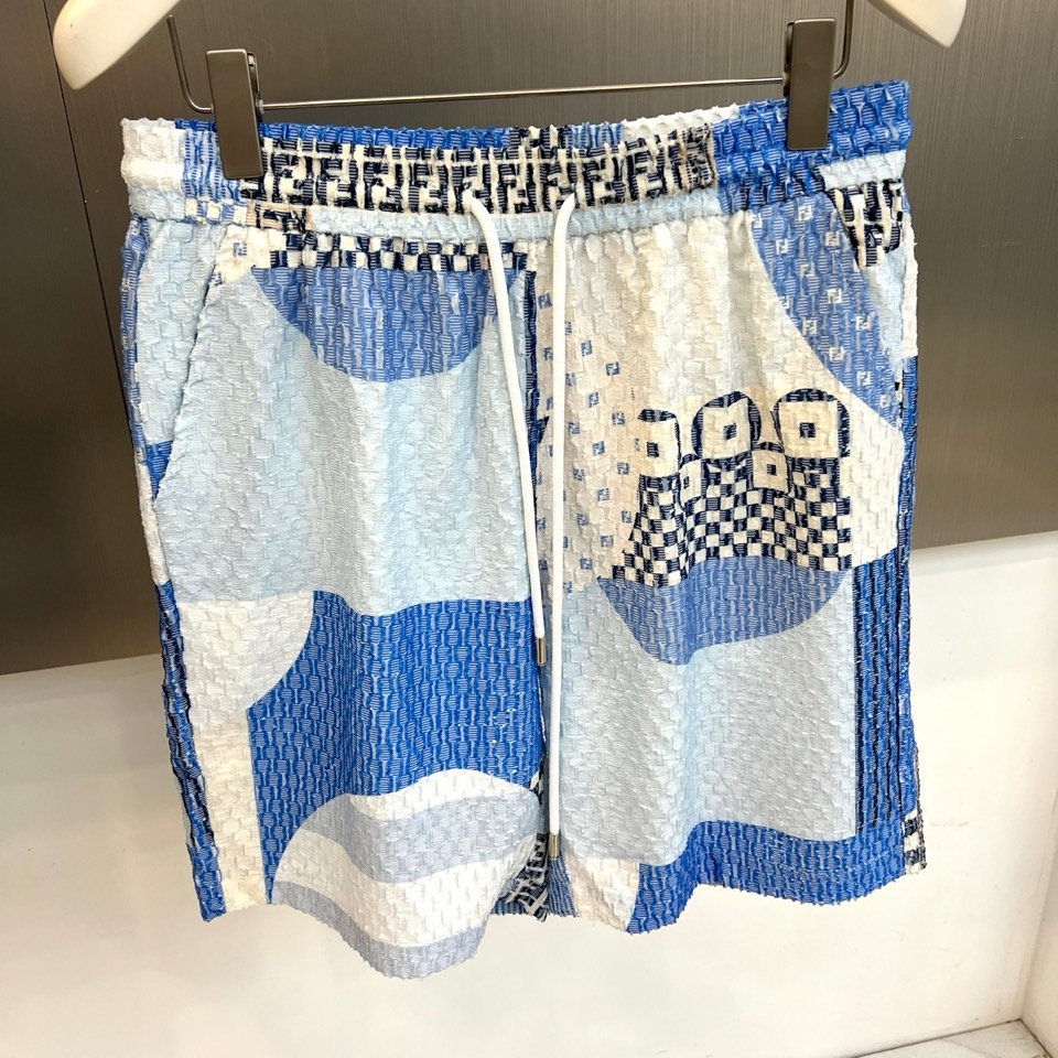 一套.Fend芬迪、2026春夏新品套装，以解构主义美学重塑休闲格调。短袖衬衫采用挺括翻领设计，宽松剪裁