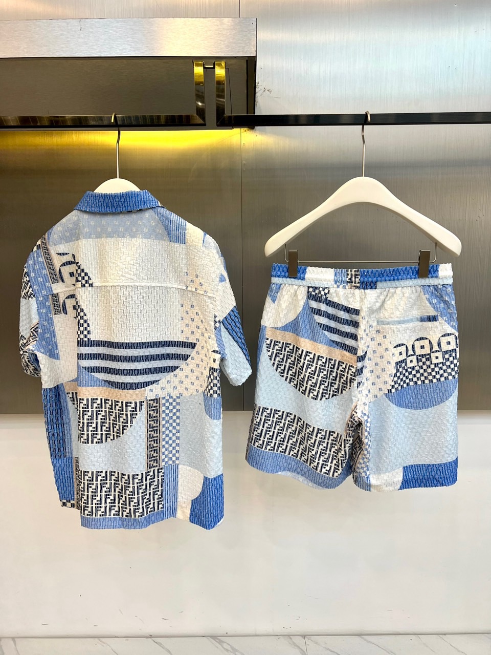 一套.Fend芬迪、2026春夏新品套装，以解构主义美学重塑休闲格调。短袖衬衫采用挺括翻领设计，宽松剪裁