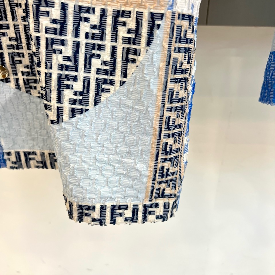 一套.Fend芬迪、2026春夏新品套装，以解构主义美学重塑休闲格调。短袖衬衫采用挺括翻领设计，宽松剪裁