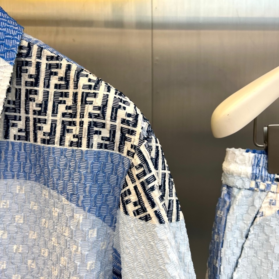 一套.Fend芬迪、2026春夏新品套装，以解构主义美学重塑休闲格调。短袖衬衫采用挺括翻领设计，宽松剪裁