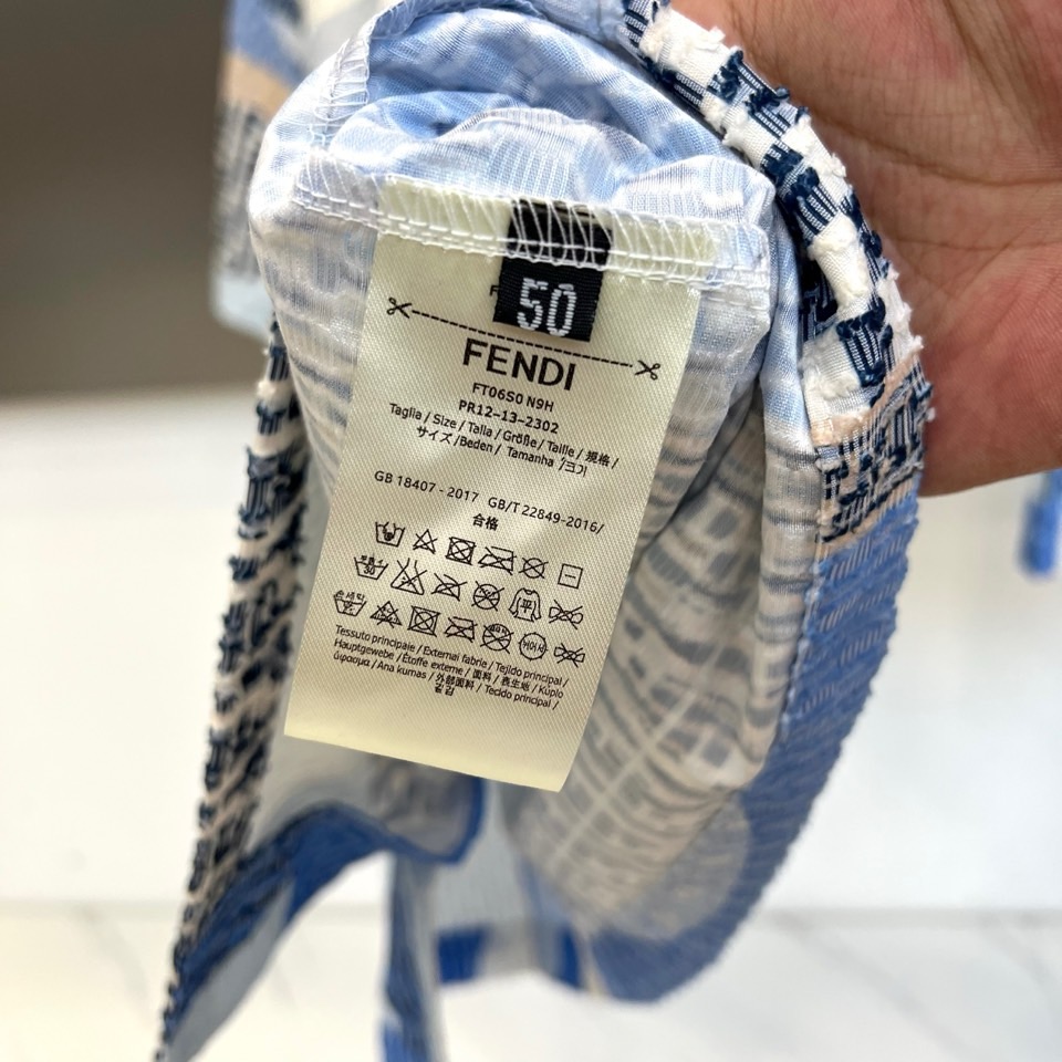 一套.Fend芬迪、2026春夏新品套装，以解构主义美学重塑休闲格调。短袖衬衫采用挺括翻领设计，宽松剪裁