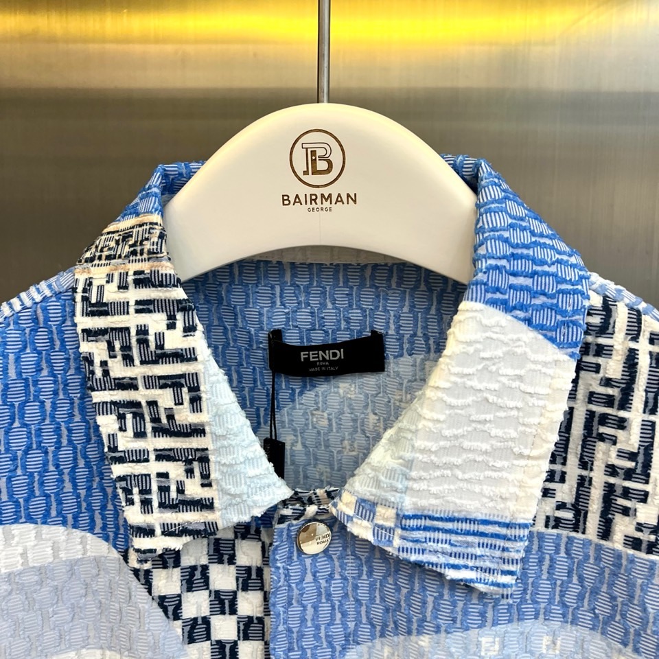 一套.Fend芬迪、2026春夏新品套装，以解构主义美学重塑休闲格调。短袖衬衫采用挺括翻领设计，宽松剪裁