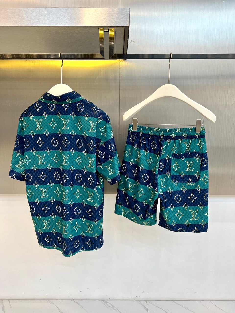 1v威登、2026春夏新品套装，以复古奢华与现代休闲碰撞出吸睛火花。短袖衬衫采用经典翻领设计，利落版型适