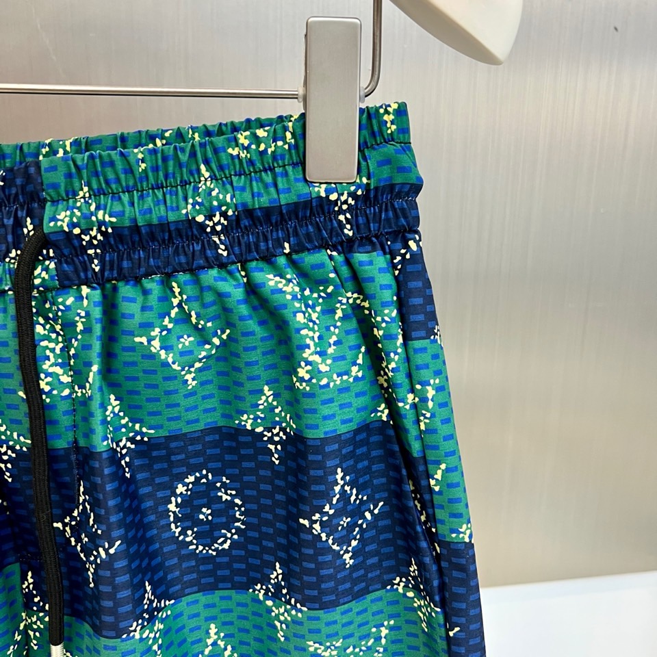 1v威登、2026春夏新品套装，以复古奢华与现代休闲碰撞出吸睛火花。短袖衬衫采用经典翻领设计，利落版型适