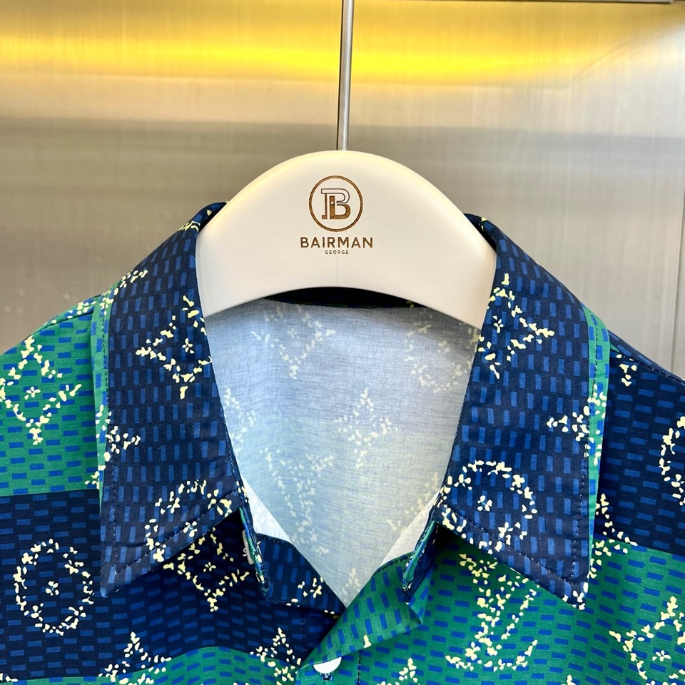 1v威登、2026春夏新品套装，以复古奢华与现代休闲碰撞出吸睛火花。短袖衬衫采用经典翻领设计，利落版型适