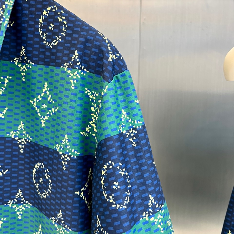 1v威登、2026春夏新品套装，以复古奢华与现代休闲碰撞出吸睛火花。短袖衬衫采用经典翻领设计，利落版型适