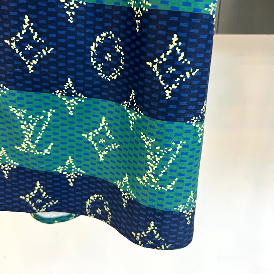 1v威登、2026春夏新品套装，以复古奢华与现代休闲碰撞出吸睛火花。短袖衬衫采用经典翻领设计，利落版型适