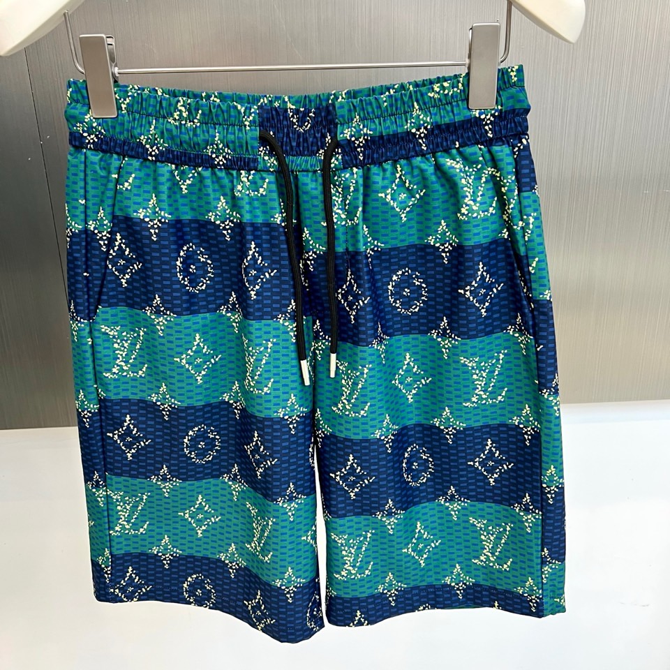 1v威登、2026春夏新品套装，以复古奢华与现代休闲碰撞出吸睛火花。短袖衬衫采用经典翻领设计，利落版型适