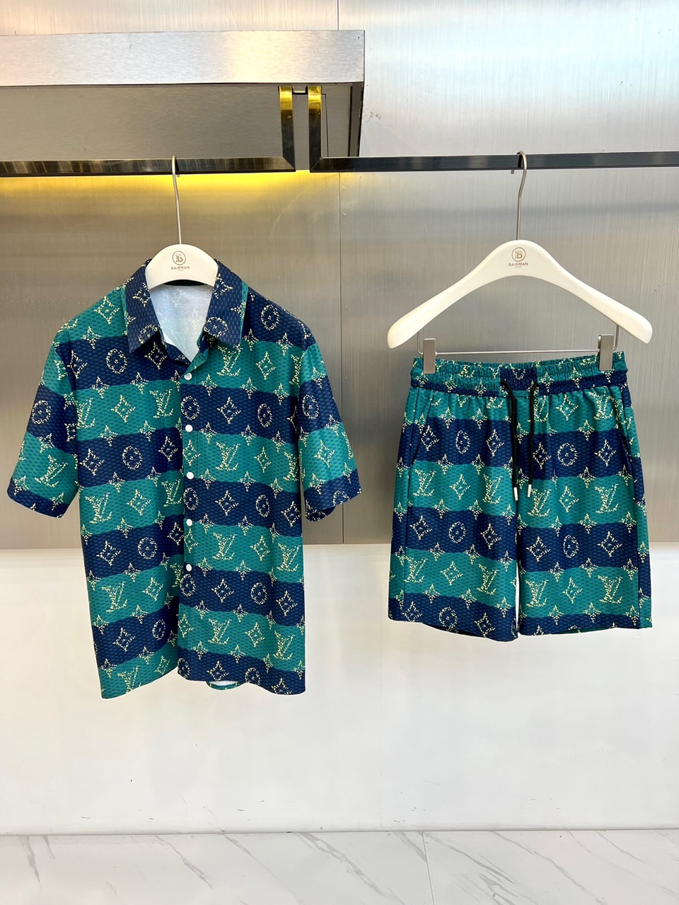 1v威登、2026春夏新品套装，以复古奢华与现代休闲碰撞出吸睛火花。短袖衬衫采用经典翻领设计，利落版型适