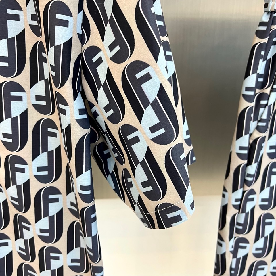 Fend芬迪、2026春夏新品套装，以经典老花元素重构时尚语言，满幅F字母交织成视觉焦点，色调碰撞出高级