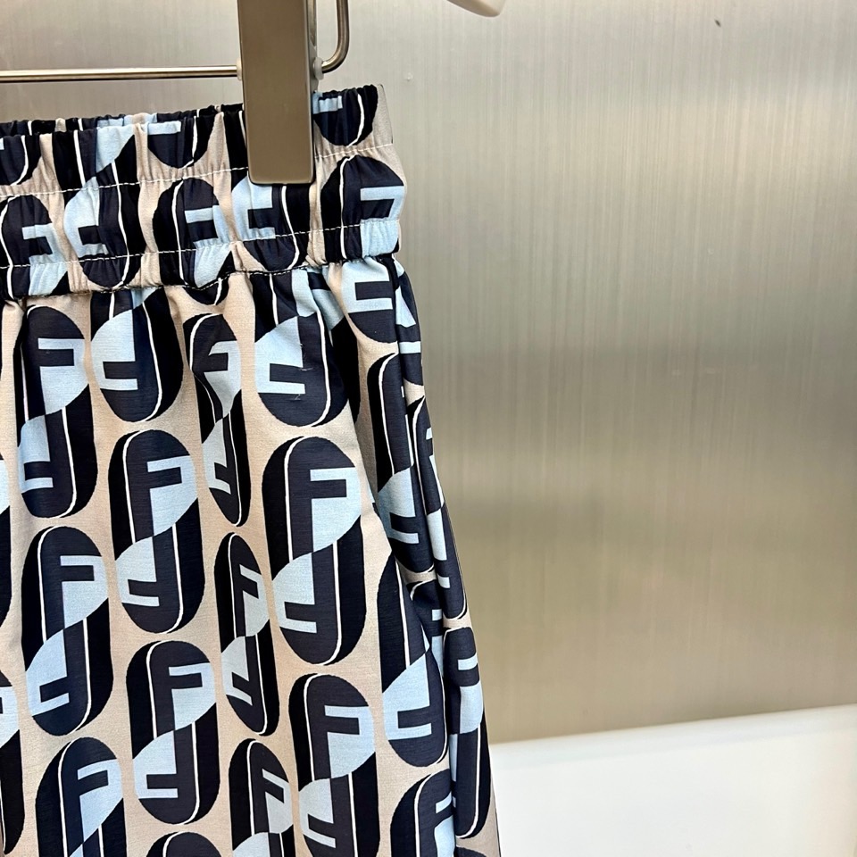 Fend芬迪、2026春夏新品套装，以经典老花元素重构时尚语言，满幅F字母交织成视觉焦点，色调碰撞出高级
