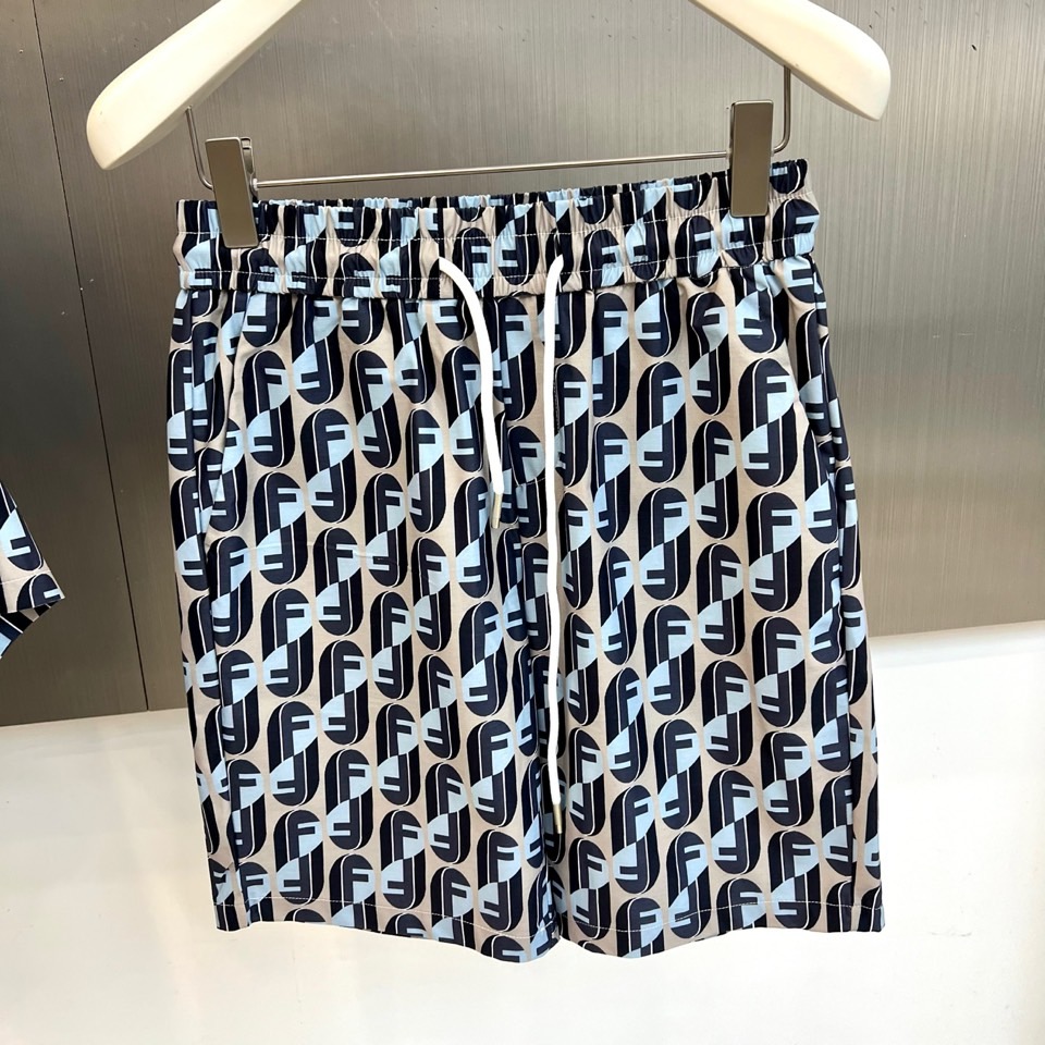 Fend芬迪、2026春夏新品套装，以经典老花元素重构时尚语言，满幅F字母交织成视觉焦点，色调碰撞出高级