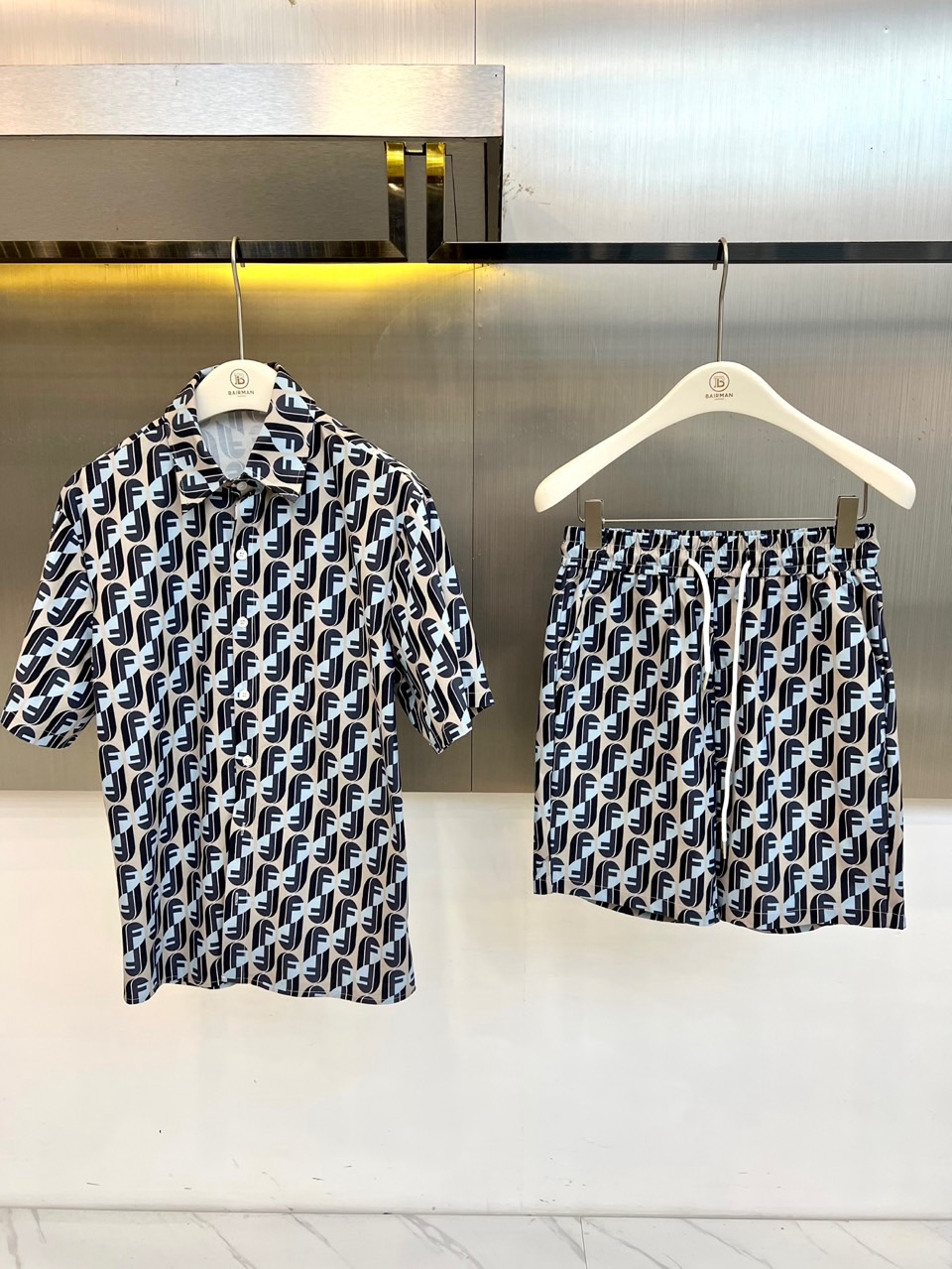 Fend芬迪、2026春夏新品套装，以经典老花元素重构时尚语言，满幅F字母交织成视觉焦点，色调碰撞出高级