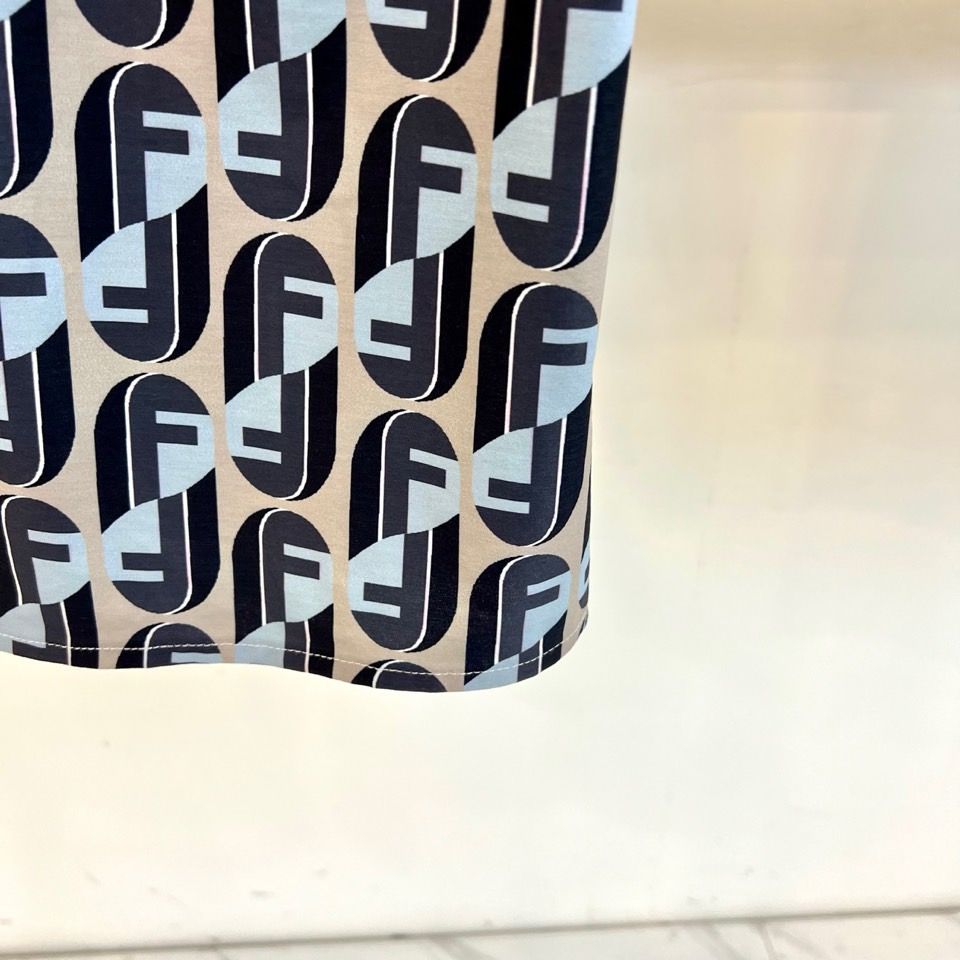 Fend芬迪、2026春夏新品套装，以经典老花元素重构时尚语言，满幅F字母交织成视觉焦点，色调碰撞出高级