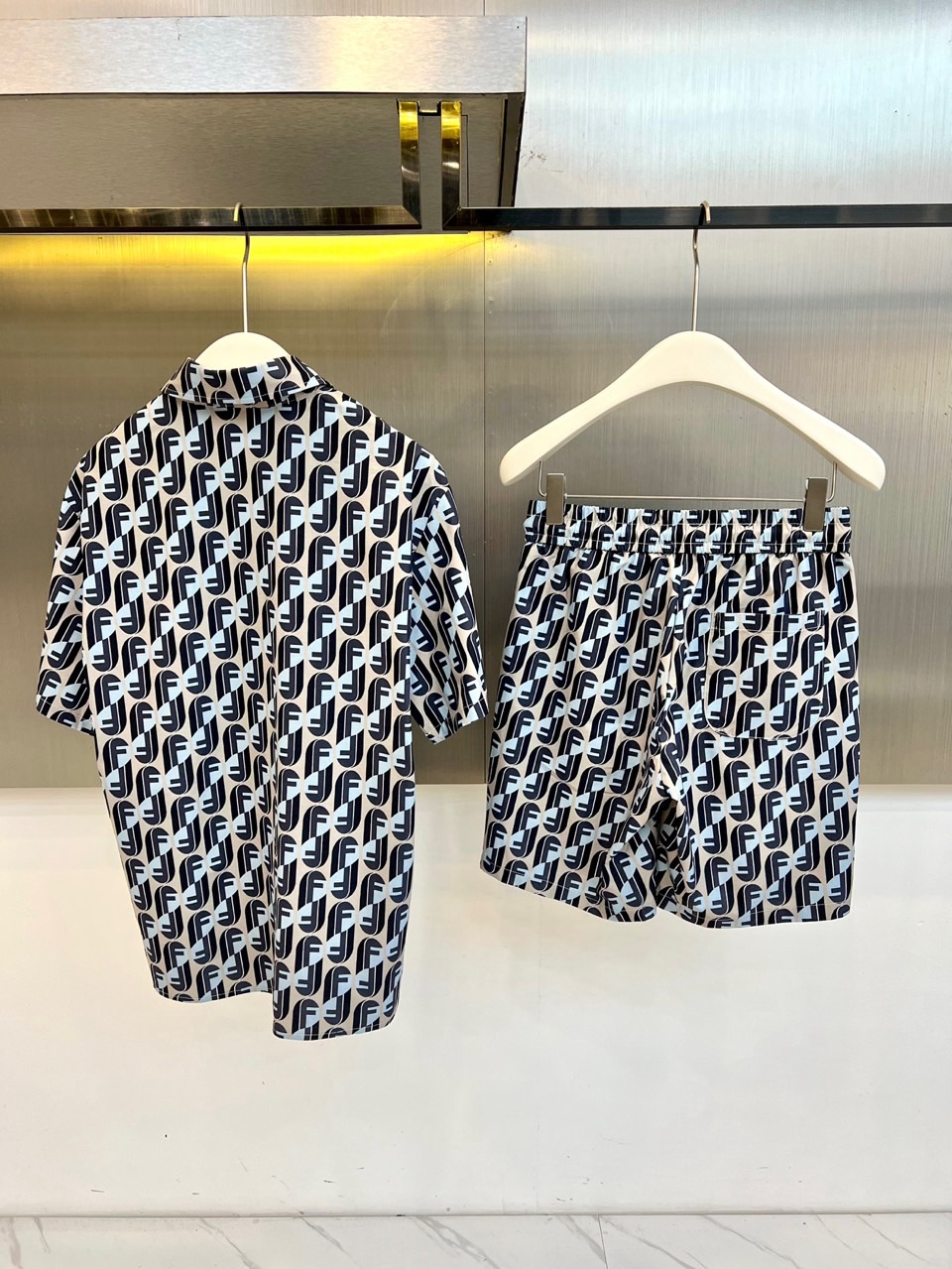 Fend芬迪、2026春夏新品套装，以经典老花元素重构时尚语言，满幅F字母交织成视觉焦点，色调碰撞出高级