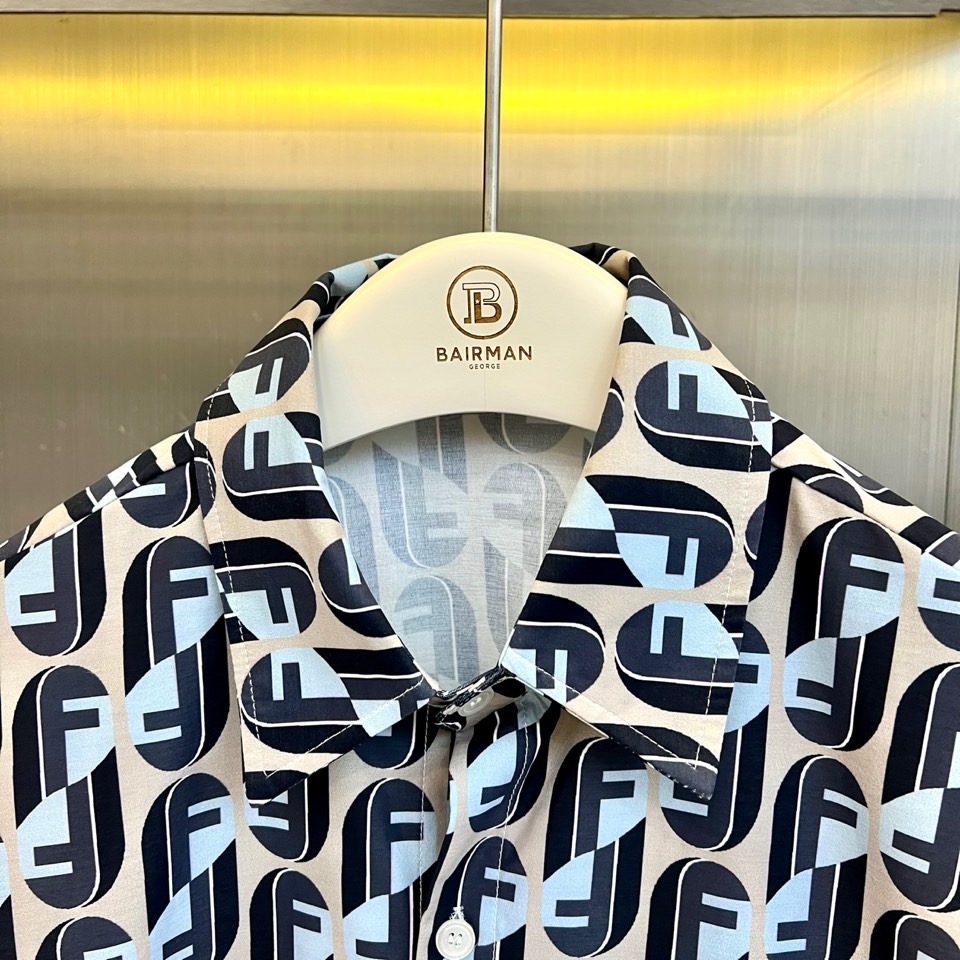 Fend芬迪、2026春夏新品套装，以经典老花元素重构时尚语言，满幅F字母交织成视觉焦点，色调碰撞出高级