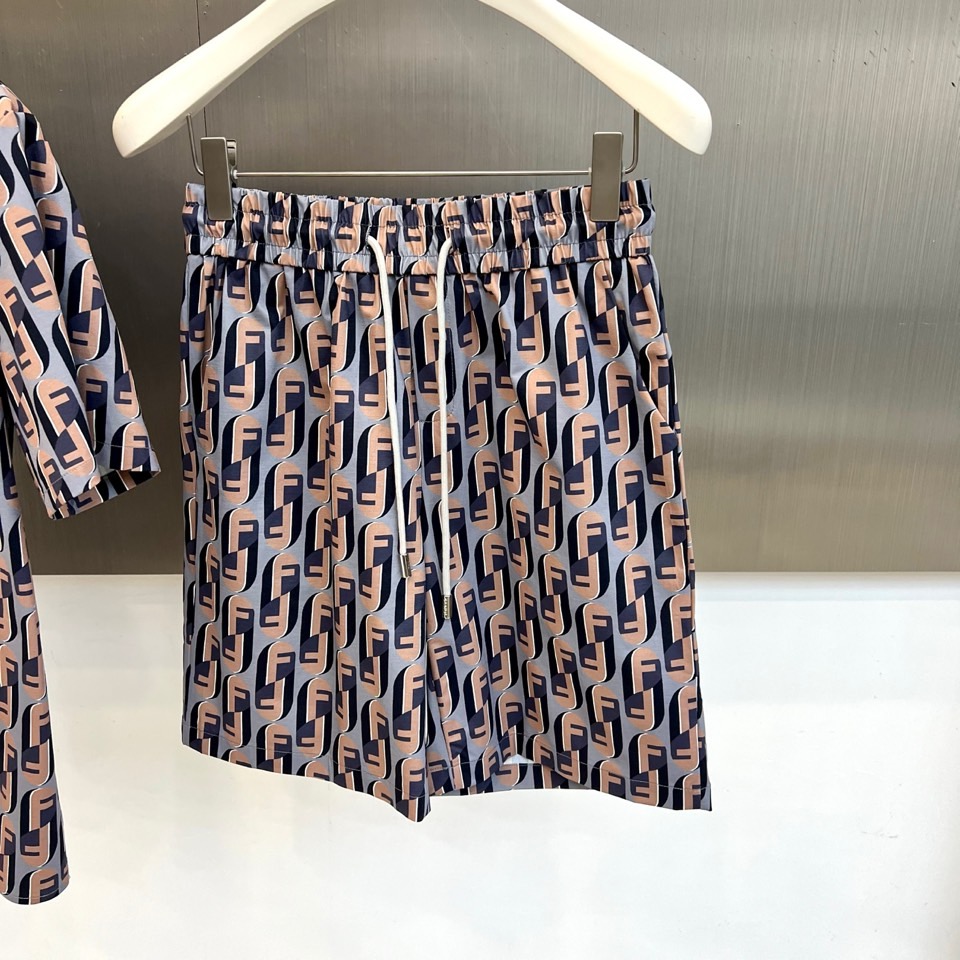 Fend芬迪、2026春夏新品套装，以经典老花元素重构时尚语言，满幅F字母交织成视觉焦点，色调碰撞出高级