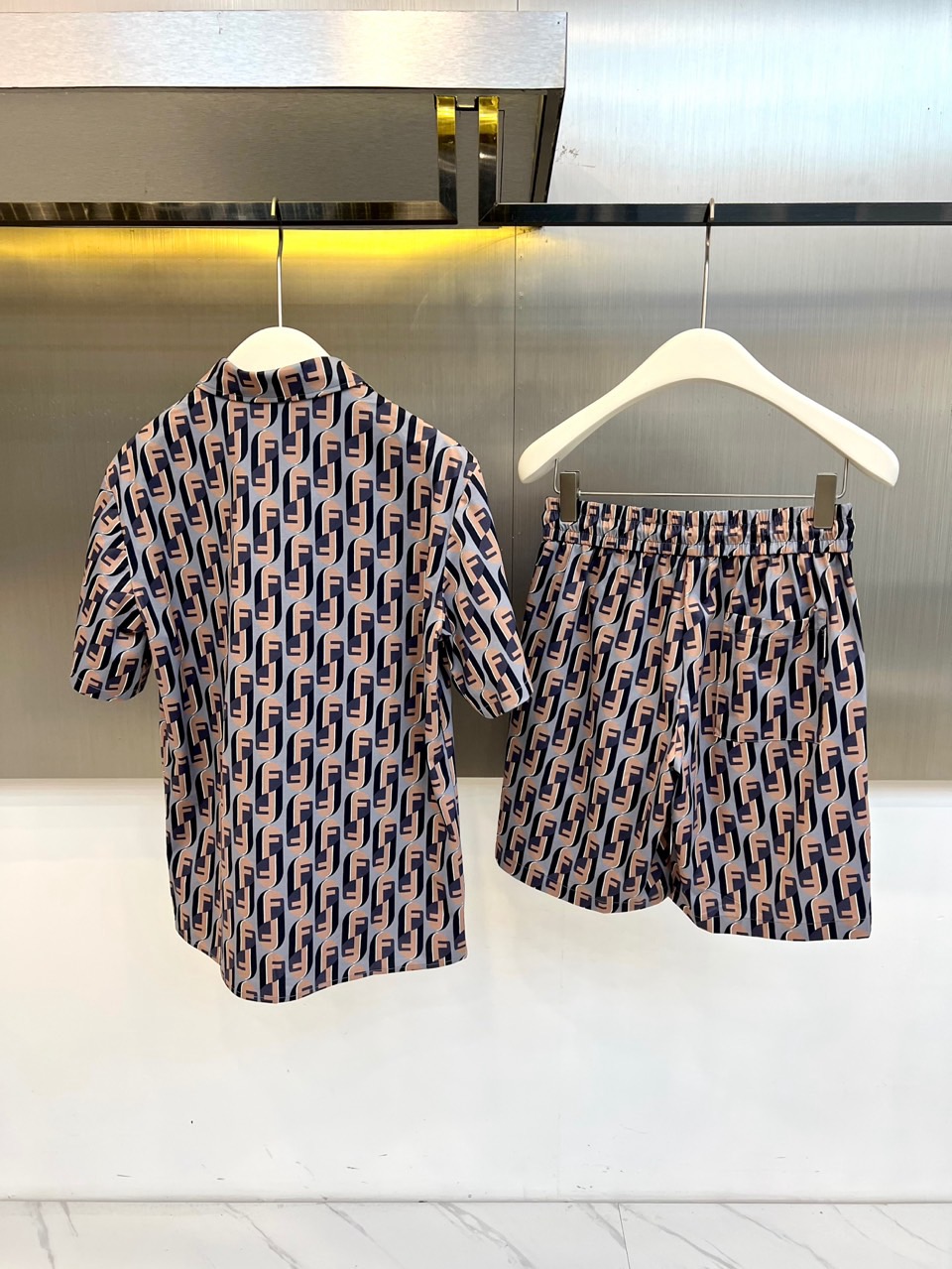 Fend芬迪、2026春夏新品套装，以经典老花元素重构时尚语言，满幅F字母交织成视觉焦点，色调碰撞出高级