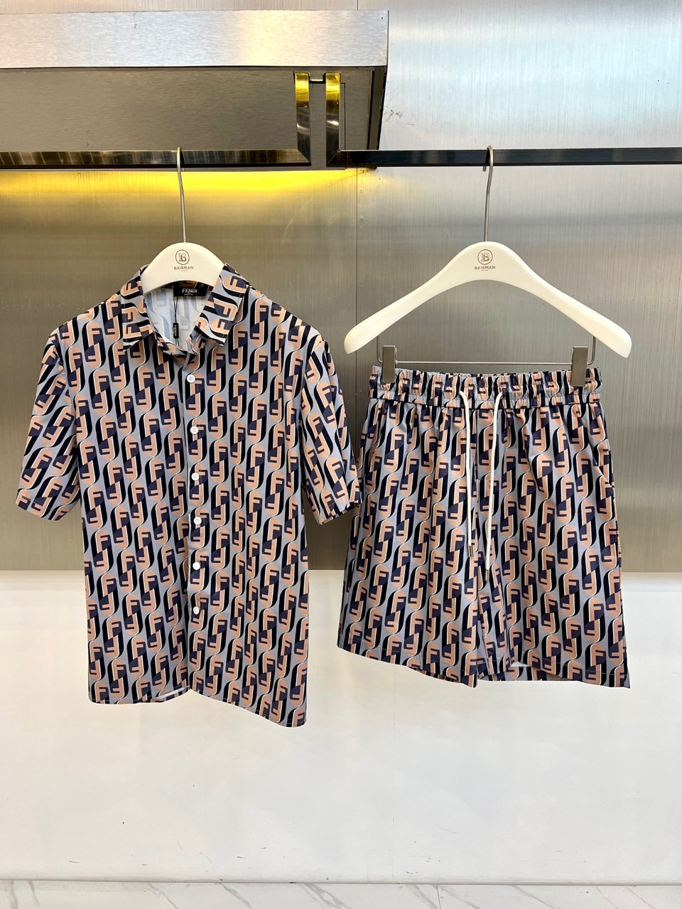 Fend芬迪、2026春夏新品套装，以经典老花元素重构时尚语言，满幅F字母交织成视觉焦点，色调碰撞出高级