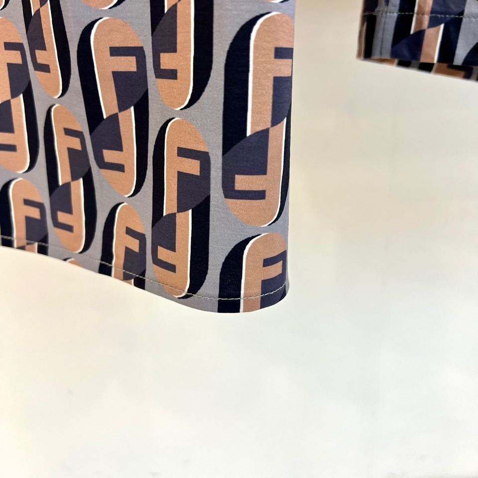 Fend芬迪、2026春夏新品套装，以经典老花元素重构时尚语言，满幅F字母交织成视觉焦点，色调碰撞出高级