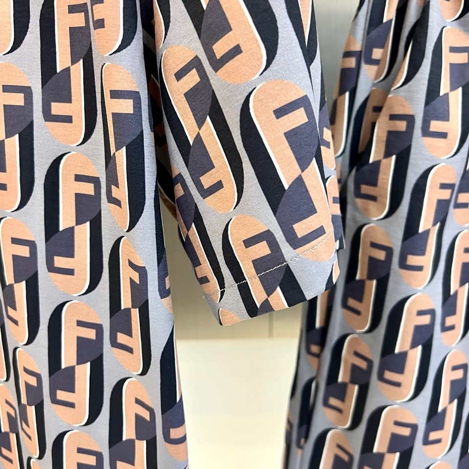 Fend芬迪、2026春夏新品套装，以经典老花元素重构时尚语言，满幅F字母交织成视觉焦点，色调碰撞出高级