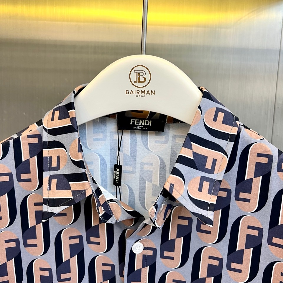 Fend芬迪、2026春夏新品套装，以经典老花元素重构时尚语言，满幅F字母交织成视觉焦点，色调碰撞出高级