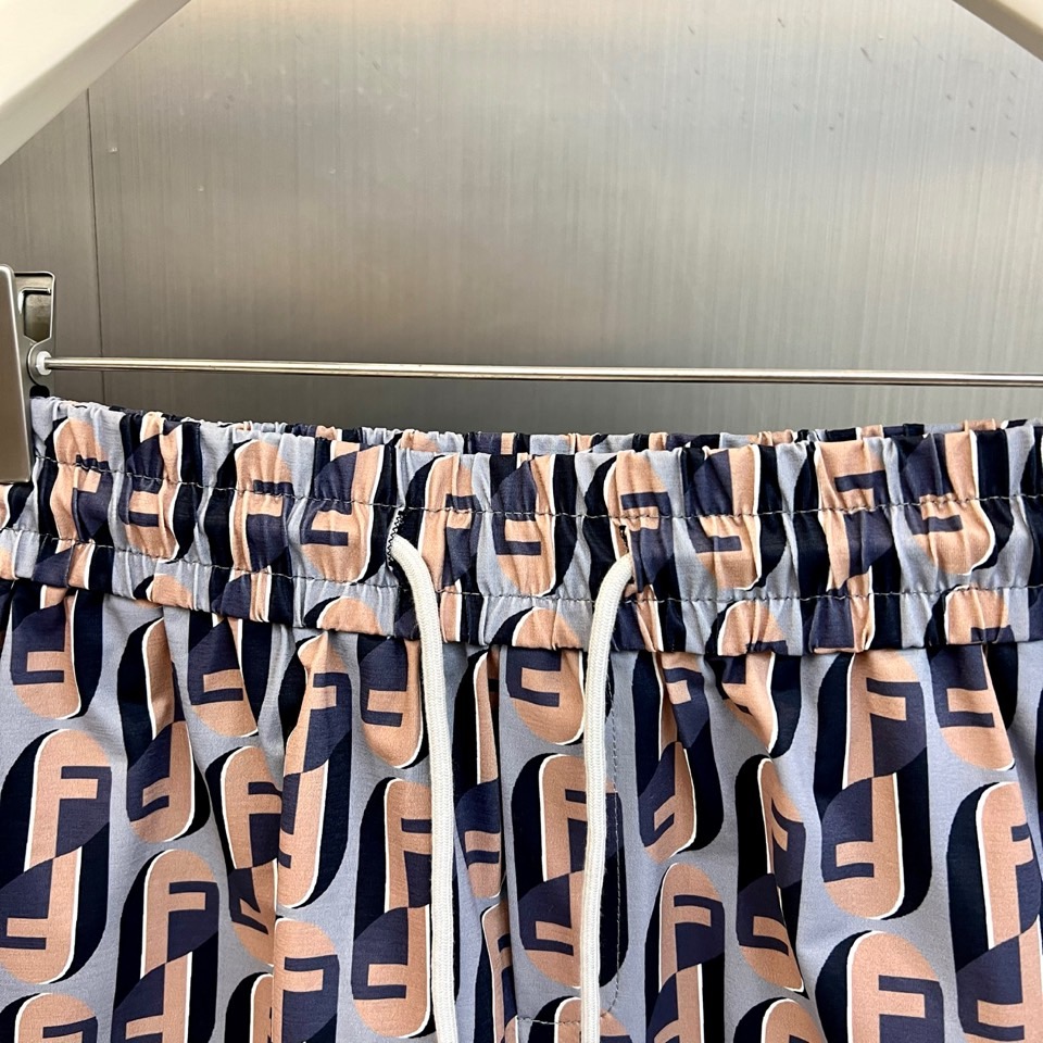 Fend芬迪、2026春夏新品套装，以经典老花元素重构时尚语言，满幅F字母交织成视觉焦点，色调碰撞出高级