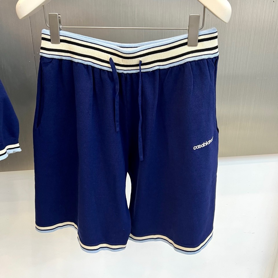 Casablanca、2026春夏新品套装，主调碰撞翻领与条纹边饰，营造经典学院风与现代运动感的完美融合