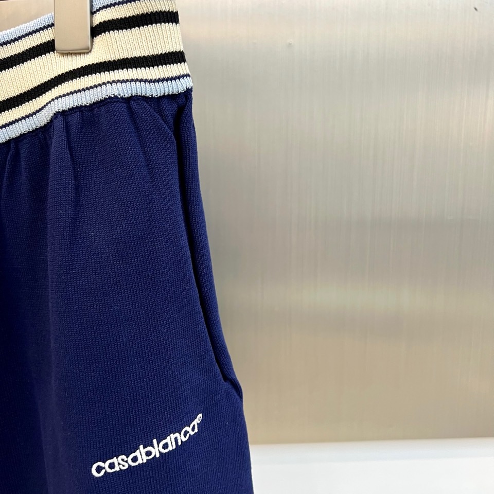 Casablanca、2026春夏新品套装，主调碰撞翻领与条纹边饰，营造经典学院风与现代运动感的完美融合