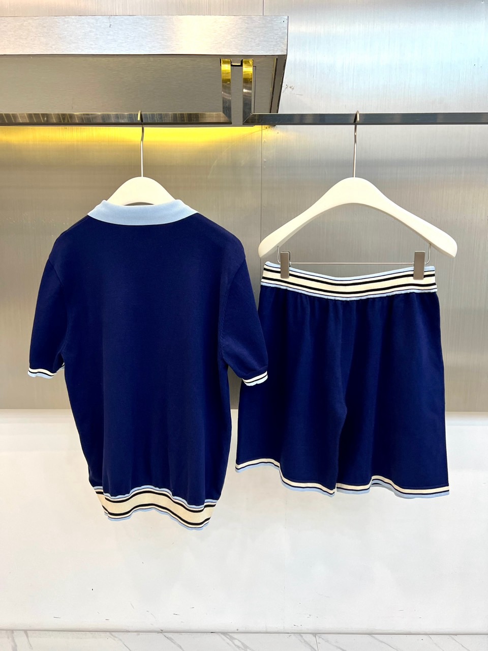 Casablanca、2026春夏新品套装，主调碰撞翻领与条纹边饰，营造经典学院风与现代运动感的完美融合